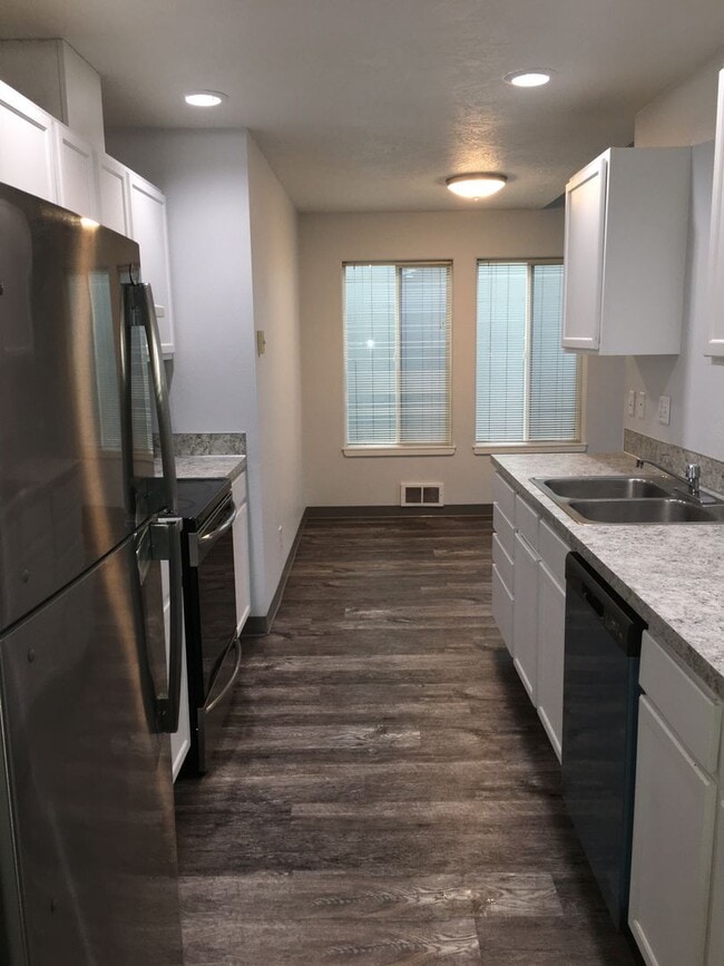 Building Photo - 733/739 Stephens Dr