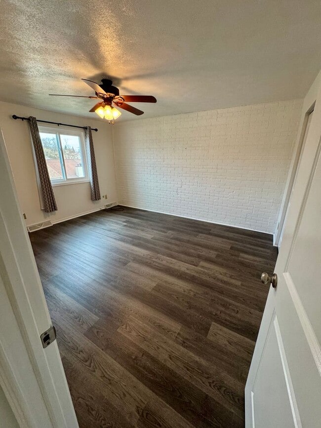 Building Photo - Charming 2 Bed 1.5 Bath in Gibsonia!