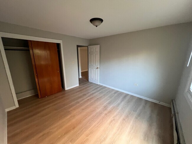 Building Photo - 2036 W Foster Ave