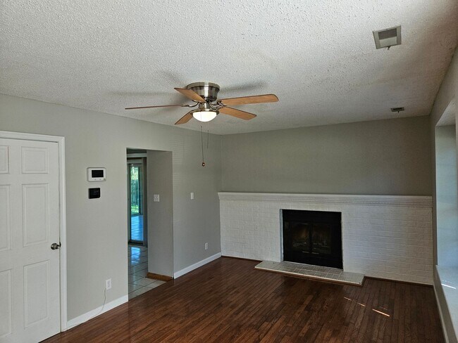 Building Photo - Oak Springs