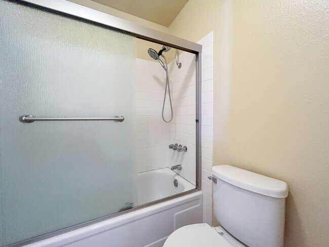 Building Photo - Beautiful 3BD/2.5BA W/ Open Floor Plan and Attached Garage in La Jolla!