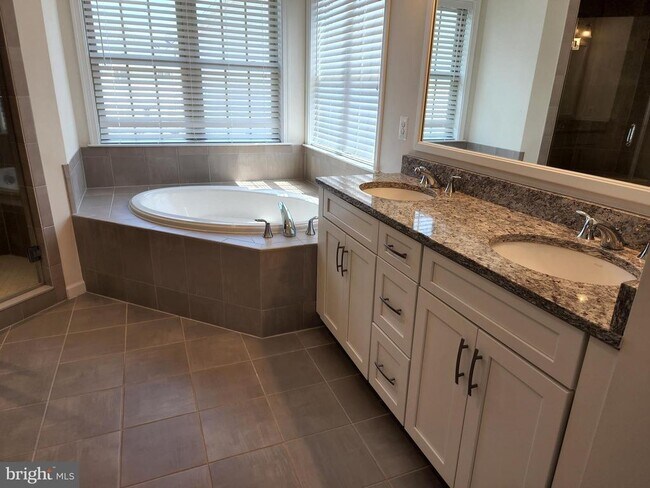 Building Photo - 25020 Cambridge Hl Ter