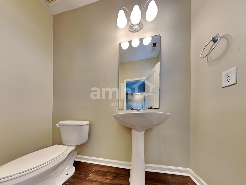 Building Photo - 577 English Oak Cir