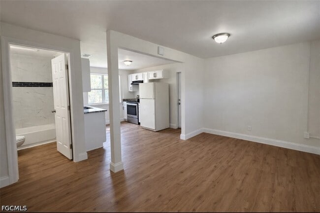 Building Photo - 569 Nuna Ave