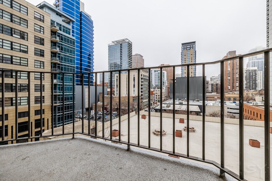 Building Photo - 70 W Huron St