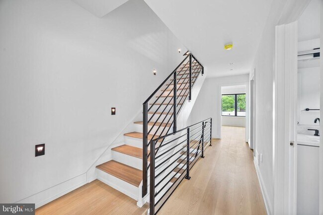 Building Photo - 706 Latona St