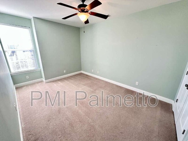 Building Photo - 120 Breezes Dr