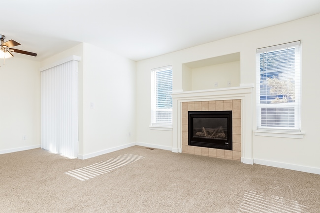 Building Photo - Gorgeous 3x2.5 duplex unit with a fenced b...