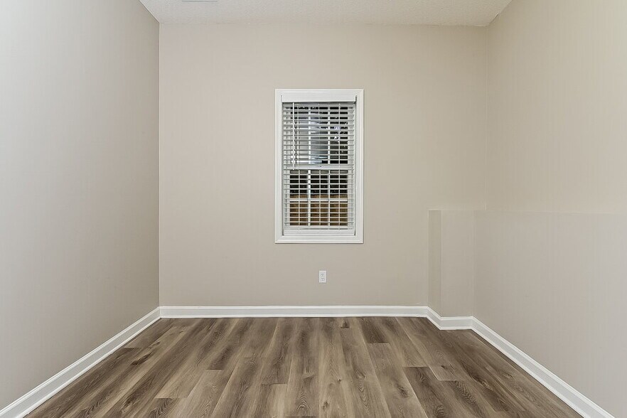 Building Photo - 915 Castlerock Way