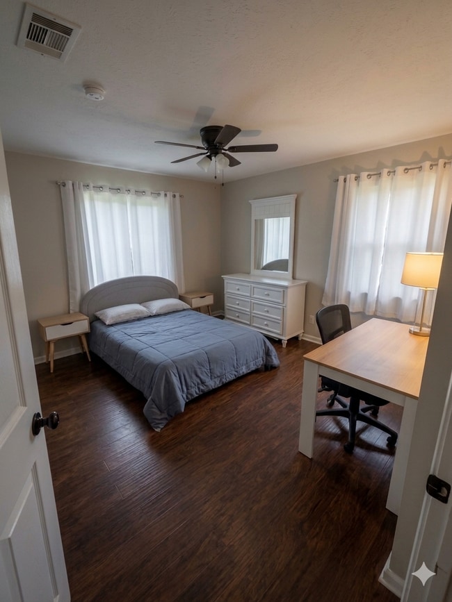 STANDARD BEDROOM FURNISHED - 3412 Camellia Cir