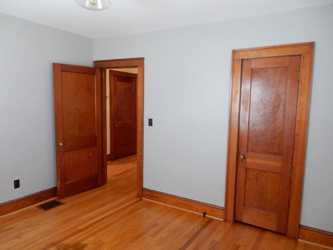 Building Photo - 3 BR home with fantastic location in the h...
