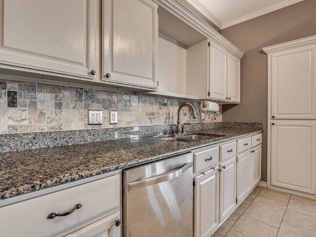 Building Photo - Immaculate Edmond Home with New Carpet and Storm Shelter!