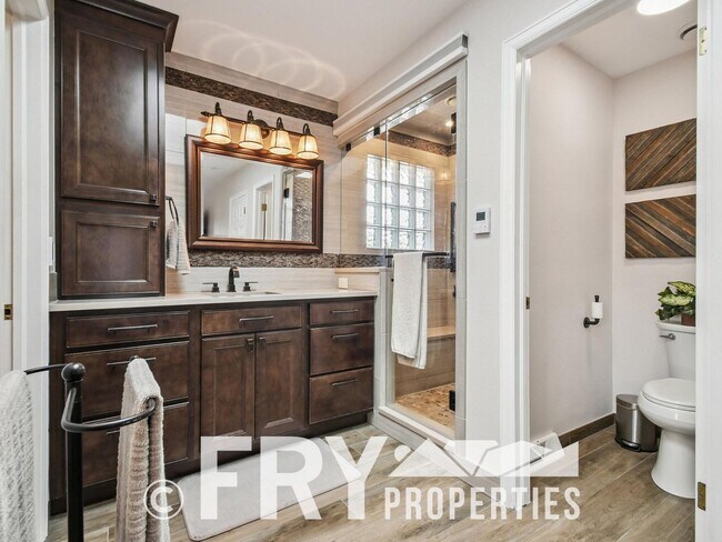 Building Photo - Spacious Five-Bedroom - Great For Entertaining