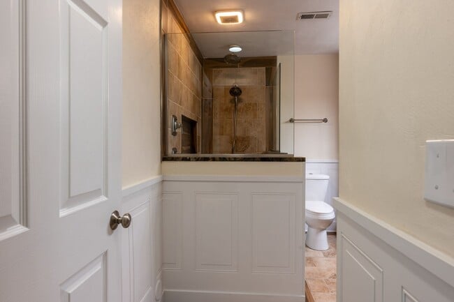 Building Photo - Beautiful home with amazing view