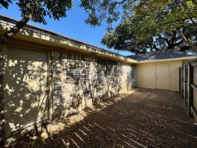 Building Photo - Duplex