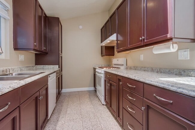 Building Photo - Beautiful 3 Bedroom + Den Home in the Foot...