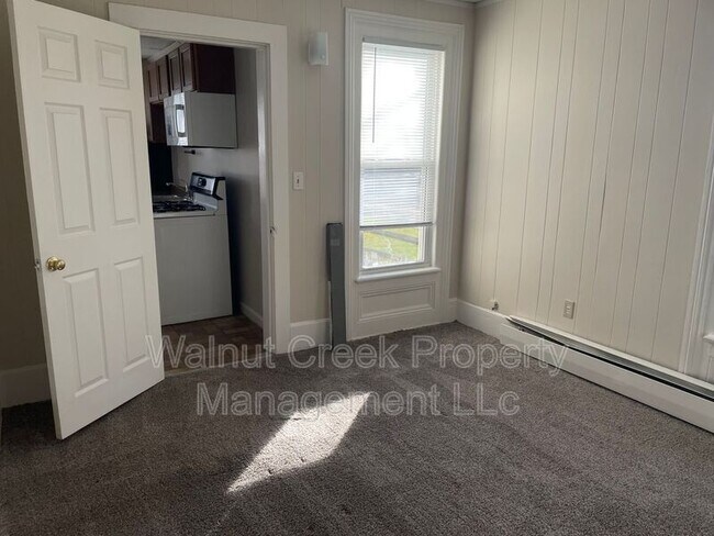 Building Photo - 870 S Main St