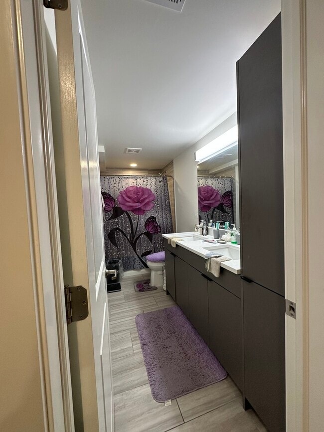 Building Photo - 2329 W Monroe St