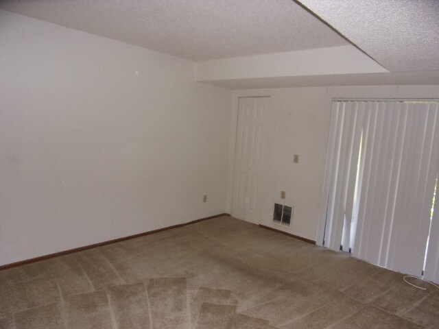 Building Photo - 12043 W Cross Dr