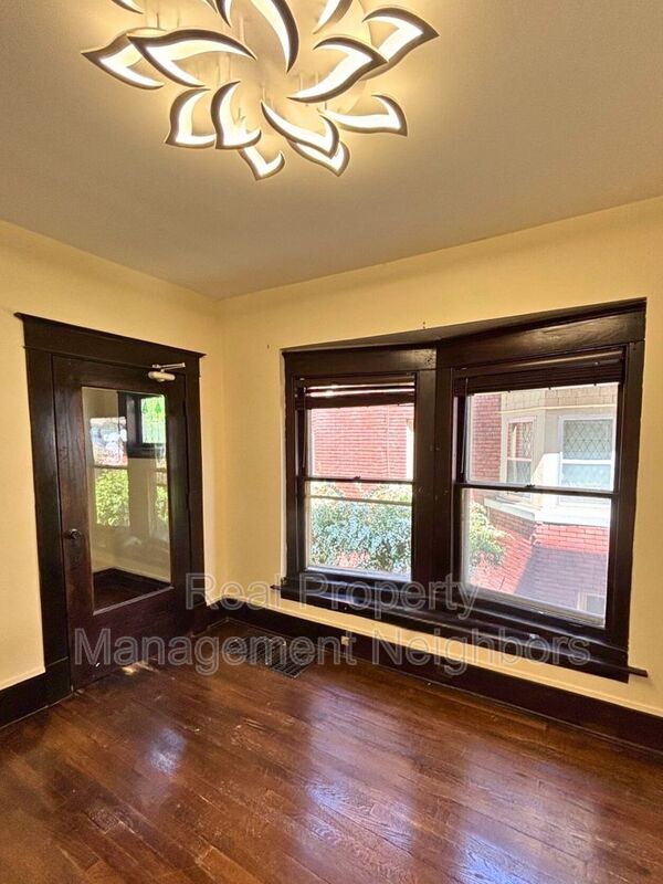Building Photo - 216 Lafayette Ave NE