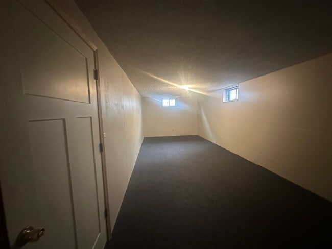 Building Photo - Three bedroom, Two bathroom home located i...