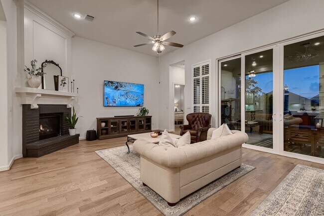 Building Photo - AVAILABLE NOW!  Gorgeous 4 Bed/3.5 Bath wi...