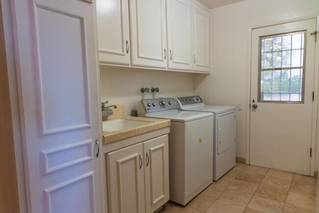 Building Photo - Los Feliz/Hollywood Hills AMAZING 6 Bed/4 ...