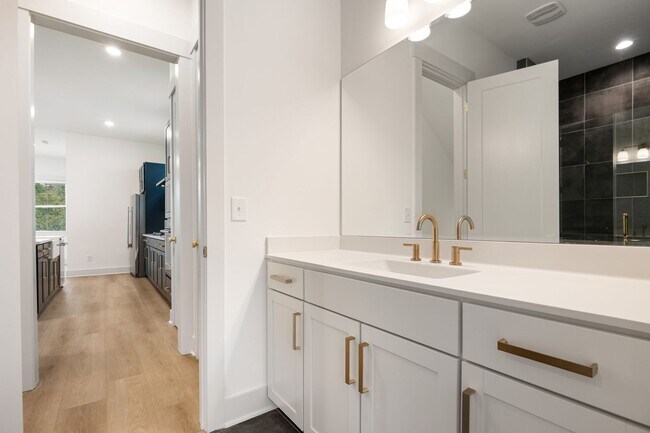 Building Photo - Beautiful 4-bedroom, 4-bathroom Custom Home Durham, NC