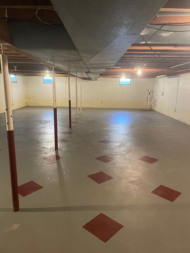 Building Photo - 4685 Mackinaw Rd