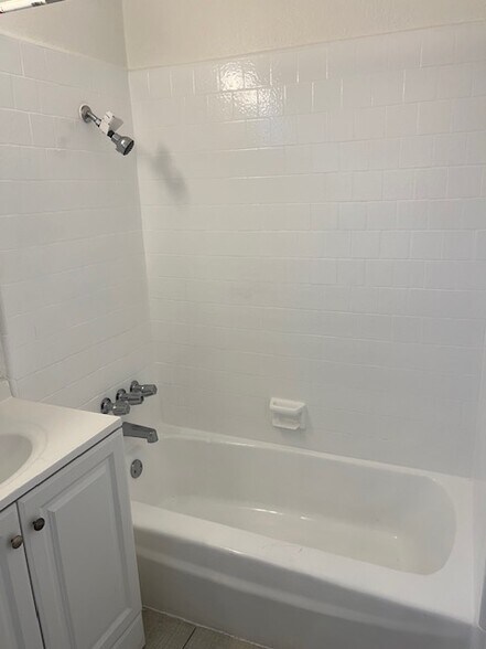 Building Photo - 423 E 82nd St