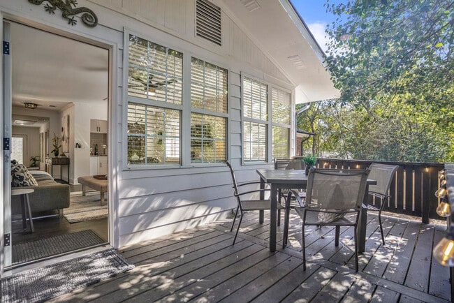 Building Photo - 975 Shadowridge Dr SE