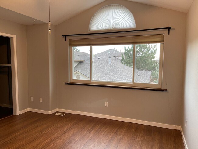 Building Photo - Updated Townhome Louisville- Perfect commuting location