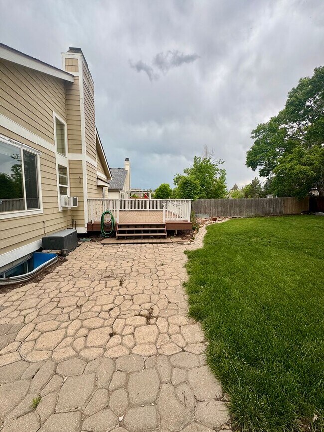 Building Photo - Gorgeous 4 bedroom with Loft and 3 car gar...