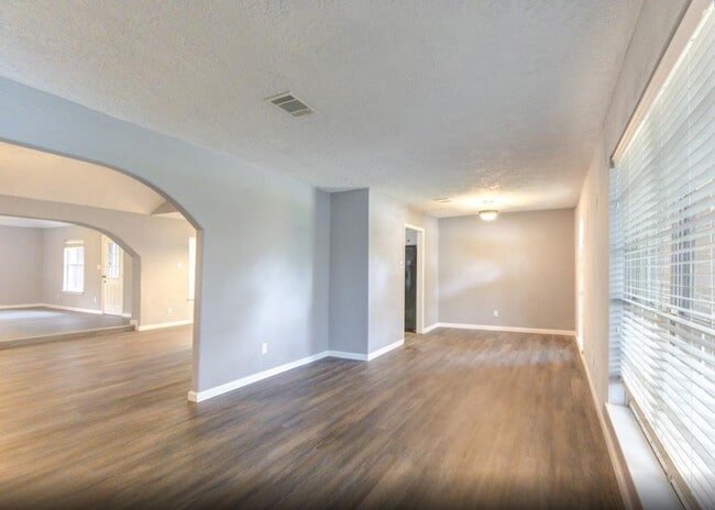 Building Photo - 10727 Sagewillow Ln