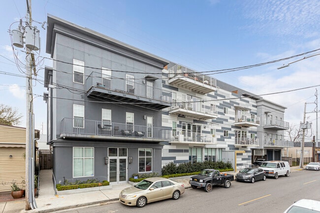 Building Photo - The Oak Lofts