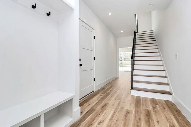 Building Photo - Stunning 3BD/3.5BA Townhome with PRIVATE POOL!