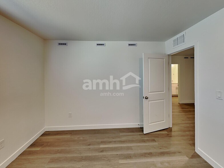 Building Photo - 9813 W Parkway Dr