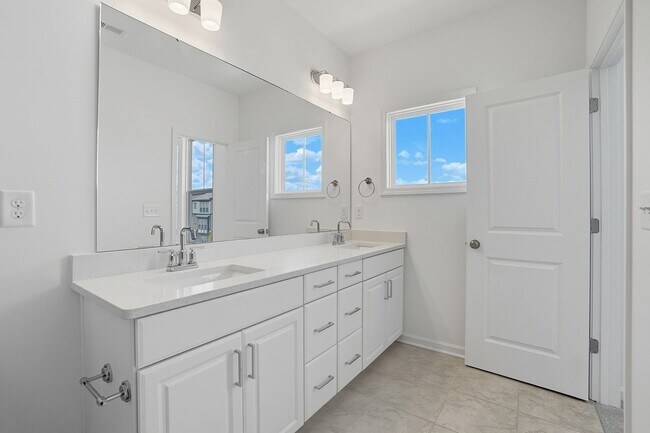 Building Photo - Brand-new three-story townhome in the Univ...