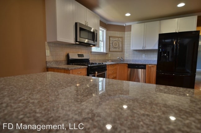 Building Photo - 4 br, 2.5 bath House - 92 Forrest Road