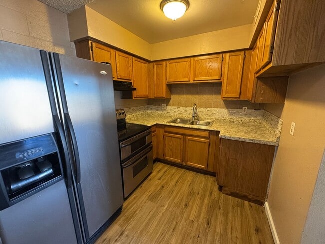Building Photo - 1 Bedroom Condo close to the Strip and UNLV