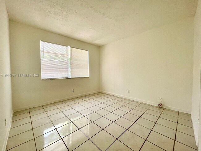 Building Photo - 2621 Riverland Dr