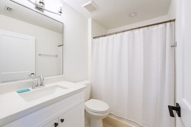 Building Photo - 716 Cathedral Pl