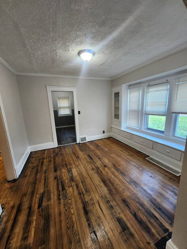 Building Photo - 2231 W 104th St