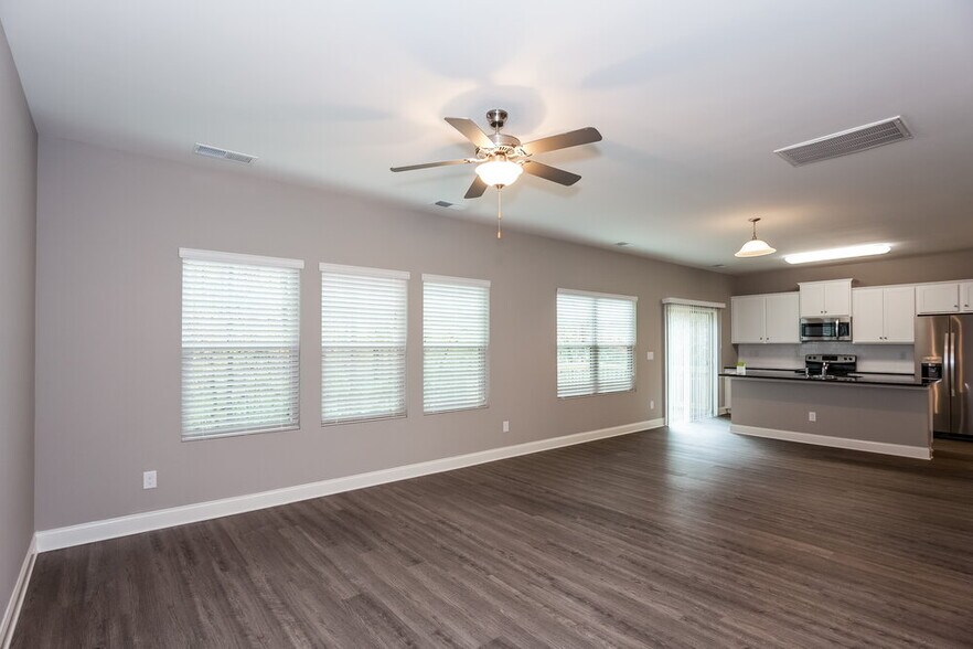 Building Photo - 421 Breezewood Dr