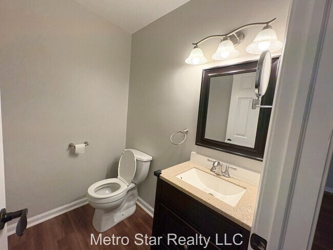 Building Photo - 1553 Lakewood Dr