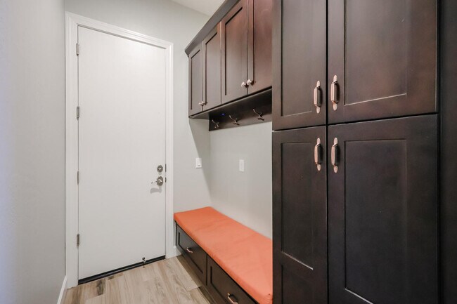 Building Photo - 1424 E Pedro Rd