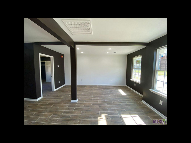 Building Photo - 1553 Swan Ave