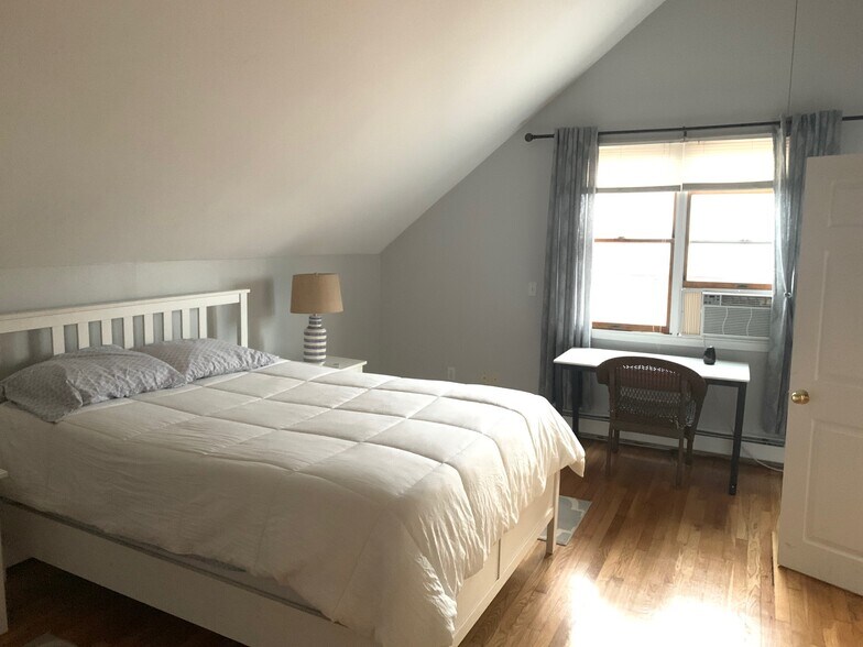 Building Photo - 378 Thames St