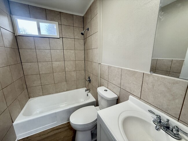 Building Photo - 1123 Island Ave