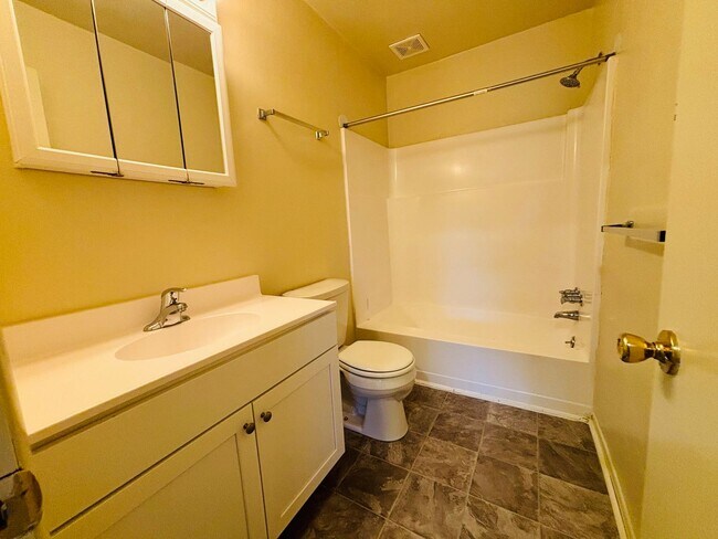 Building Photo - 2 Bedroom, 1.5 Bath Townhouse